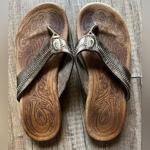 EUC Leather Olukai women’s sandals size 6